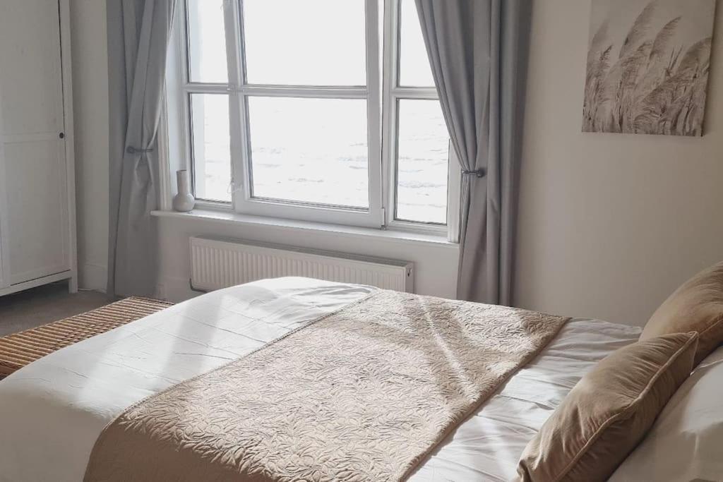 Beach View, 4 Bedroom House Opposite The Sea! Sleeps 10 แซนด์เกต ภายนอก รูปภาพ
