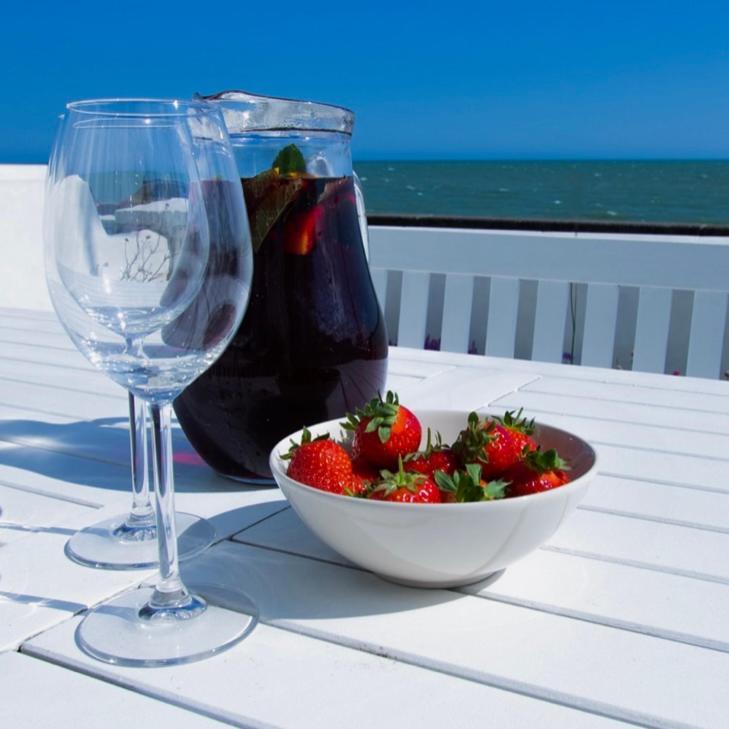 Beach View, 4 Bedroom House Opposite The Sea! Sleeps 10 แซนด์เกต ภายนอก รูปภาพ