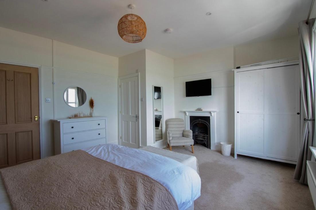 Beach View, 4 Bedroom House Opposite The Sea! Sleeps 10 แซนด์เกต ภายนอก รูปภาพ