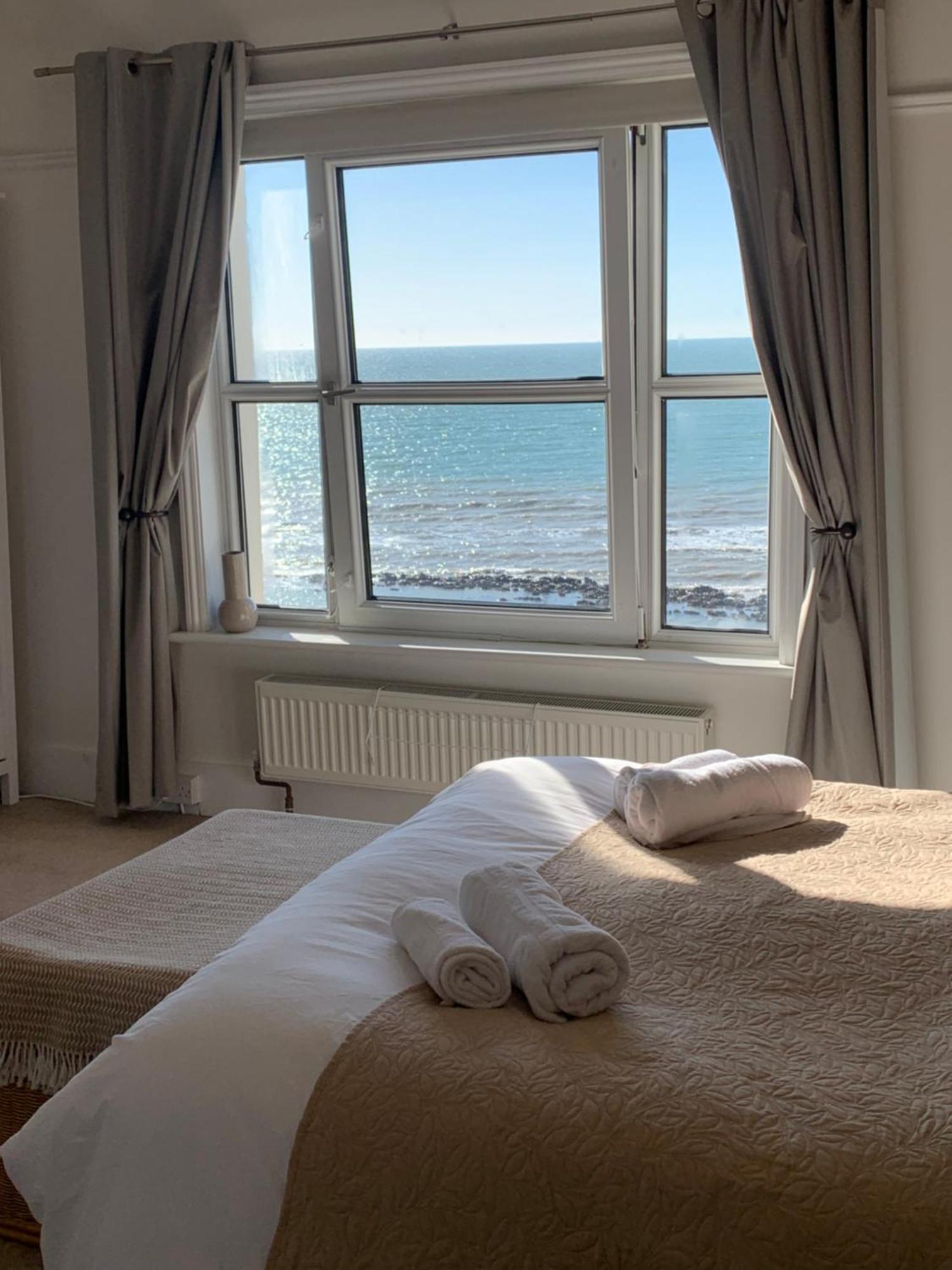 Beach View, 4 Bedroom House Opposite The Sea! Sleeps 10 แซนด์เกต ภายนอก รูปภาพ